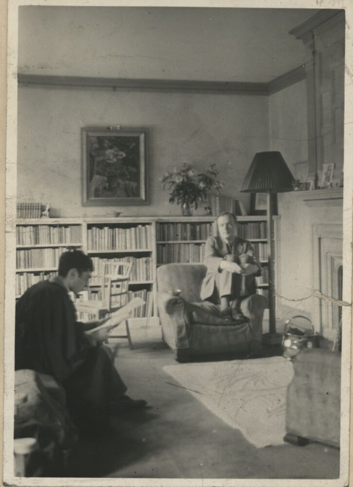 Photograph of K.B. McFarlane with student Karl Leyser in a tutorial.
Magdalen College Archives, P27.P1.4